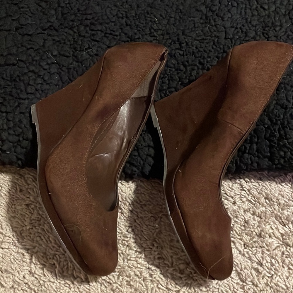 Brown wedge